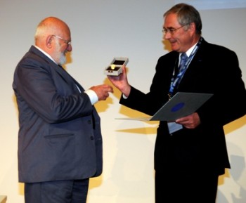 Mike Gaster receiving the Ludwig-Prandtl-Ring Award