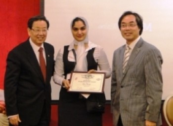 Saira Chaudhry receives her prize