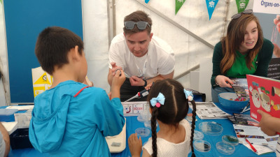 Dr Tim Hopkins and Dr Joanne Nolan inspiring the next generation of organ-chip scientists and bioengineers.