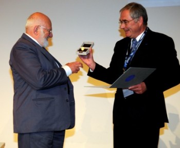 Mike Gaster receiving the Ludwig-Prandtl-Ring Award 