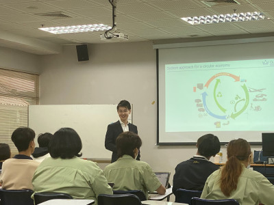 Dr Han Zhang delivering seminar entitled 'Sustainable Composites towards a Circular Economy' at Mae Fah Luang University