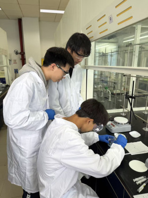 QMES Students conduct first practical in dedicated polymer chemistry laboratory