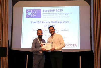 Giacomo Sasso being awarded the EuroEAP challenge prize by Dr Gabriele Frediani, another Soft Matter Group PhD alumni, now working at the University of Florence.
