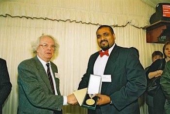 Dr Bernard Langley (Chairman of the Poster Judges) presents Suwan with The Lenoardo Da Vinci UK Medal for Excellence in Engineering by a Younger Engineer