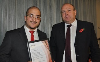 Arturo Mendoza Meinhardt receiving his award from Martin Cox the Senior Vice President of the IOM3.