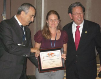 click/tap to enlarge this image... Dr Chavaunne Thorpe being presented with her certificate and cheque by Professor Giuliano Cerulli (L) and Professor Savio L-Y Woo (R).
