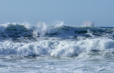 Image of waves breaking. Credit: Alvesgaspar/Wikimedia Commons