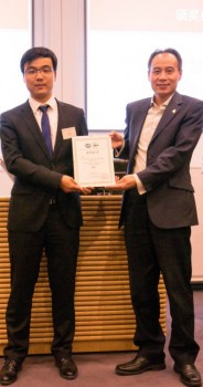 Xingchen Zhang (L) accepting his award at the competition 